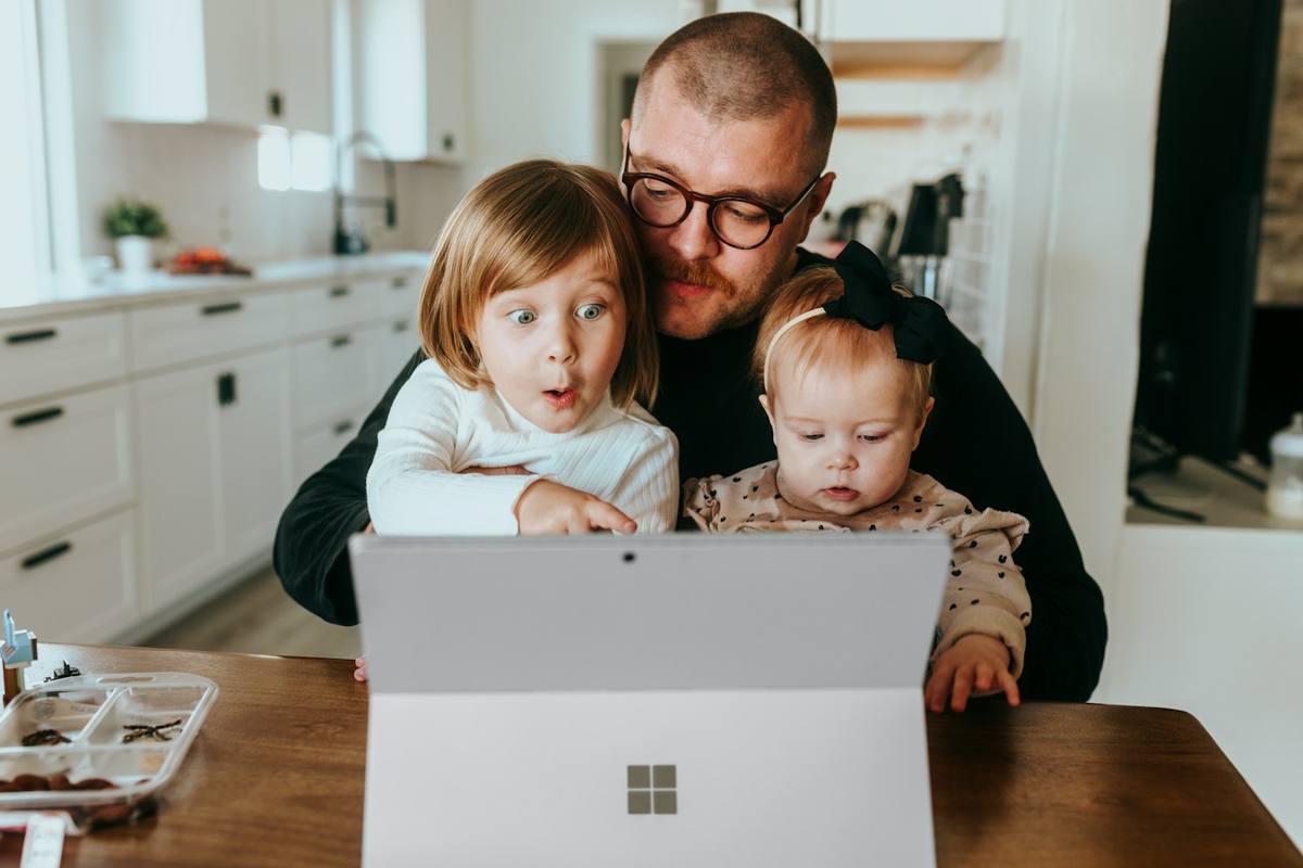 Família reunida usando a internet em casa