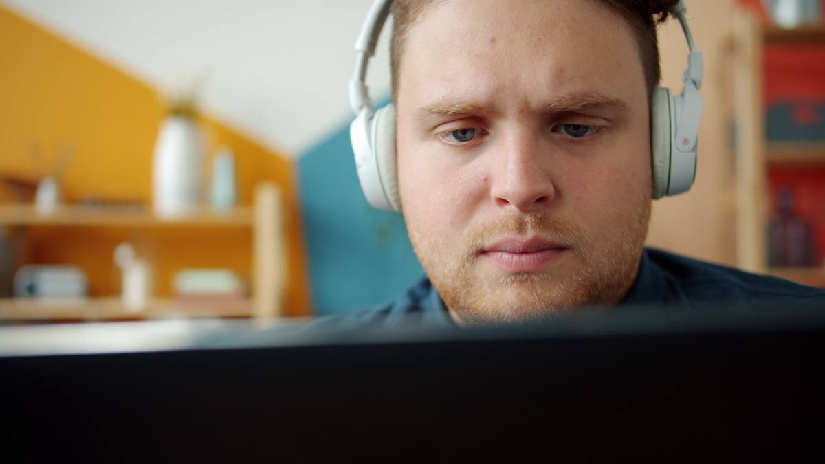 Gamer jogando com a conexão de 1 Giga da Livenet