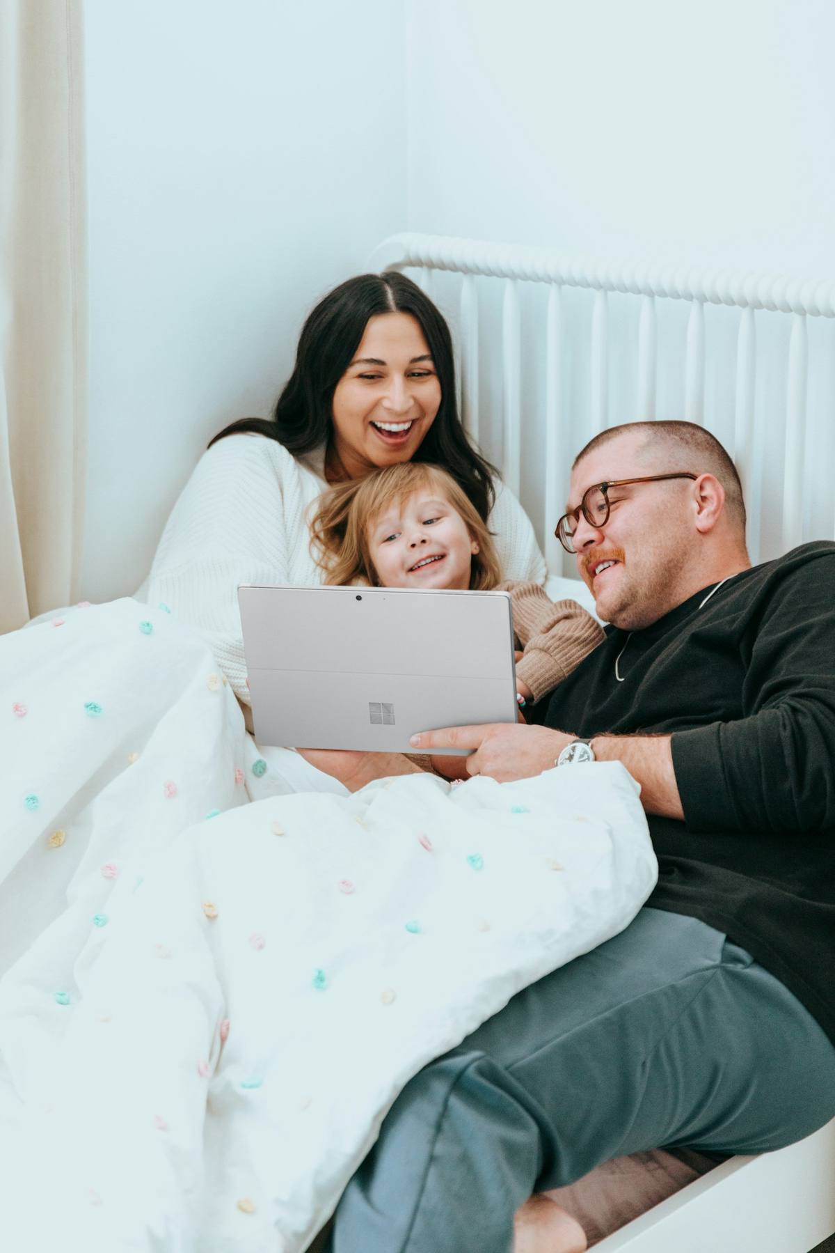 Pessoas assistindo streaming no sofá de casa